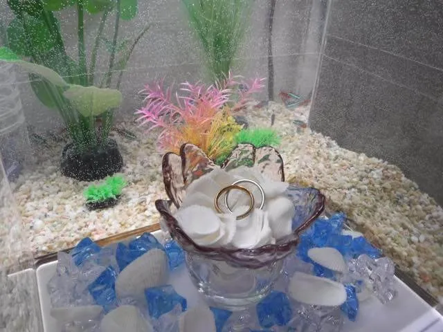 結婚指輪が光ってます。