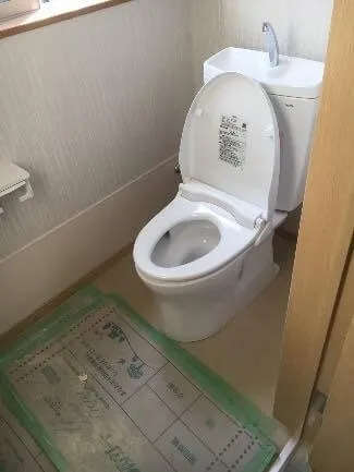 トイレ壁クロス張り工事